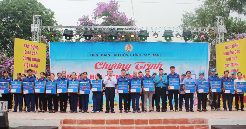 Lãnh đạo Tổng Liên đoàn Lao động Việt Nam và Lãnh đạo tỉnh trao tặng quà cho đoàn viên, người lao động có hoàn cảnh khó khăn