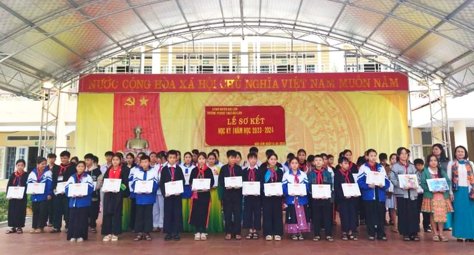 Trường Phổ thông Dân tộc nội trú THCS Bảo Lâm khen thưởng học sinh có thành tích trong học tập.
