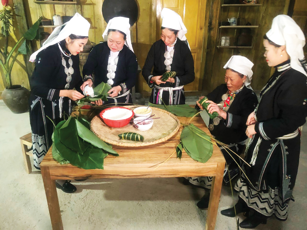 Du khách trải nghiệm phong tục truyền thống tại Làng du lịch cộng đồng dân tộc Dao Tiền xóm Hoài Khao, xã Quang Thành (Nguyên Bình).