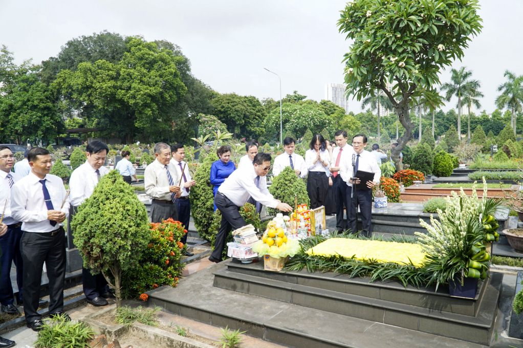 Bí thư Tỉnh ủy Trần Hồng Minh viếng đồng chí Hoàng Đình Giong tại nghĩa trang Mai Dịch (Hà Nội).
