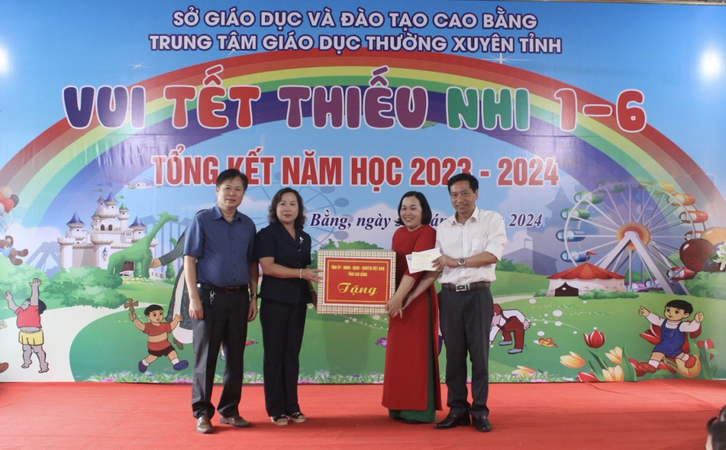 Phó Chủ tịch HĐND tỉnh Hà Nhật Lệ tặng quà trẻ em tại Trung tâm Giáo dục thường xuyên tỉnh (cơ sở 3 - Trung tâm Phục hồi chức năng và Giáo dục hòa nhập trẻ khuyết tật tỉnh).