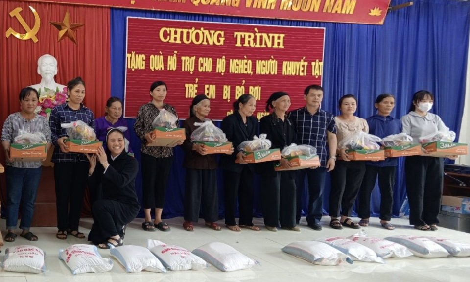 Tặng 100 suất quà cho hộ nghèo, người khuyết tật huyện Thạch An