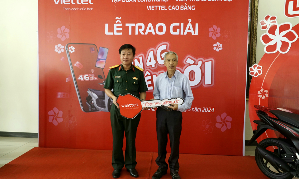 Viettel Cao Bằng trao giải chương trình quay số trúng thưởng “Lên 4G - Lên đời”