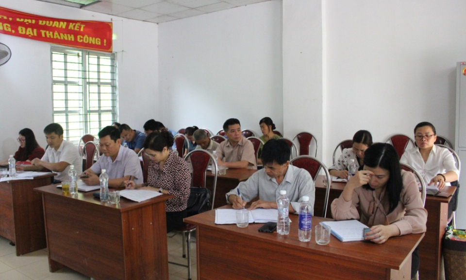 Trưởng Ban Tổ chức Tỉnh ủy Nguyễn Thúy Anh dự sinh hoạt tại Chi bộ xóm Nặm Ngùa (Hà Quảng)