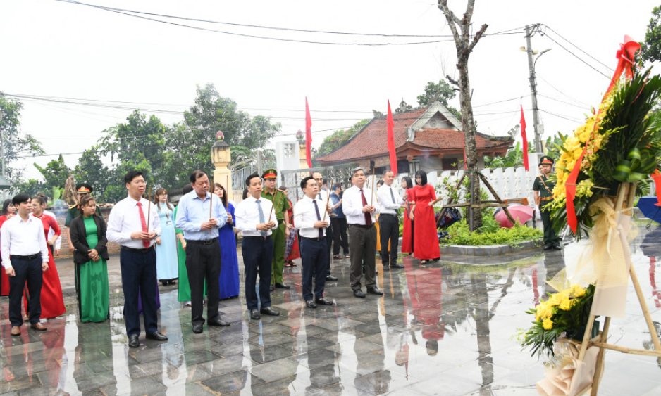 Thành phố dâng hoa tượng đài Chủ tịch Hồ Chí Minh và địa điểm lưu niệm đồng chí Hoàng Đình Giong