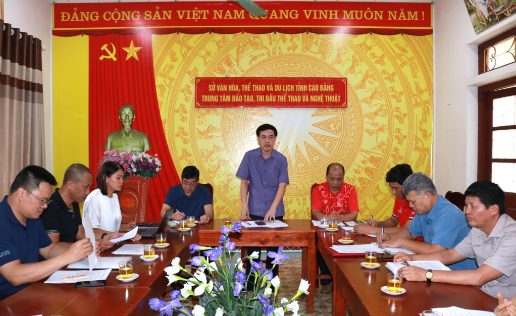 Giám đốc Sở Văn hóa,Thể thao và Du lịch Sầm Việt An, Trưởng Ban tổ chức Giải phát biểu tại cuộc họp.