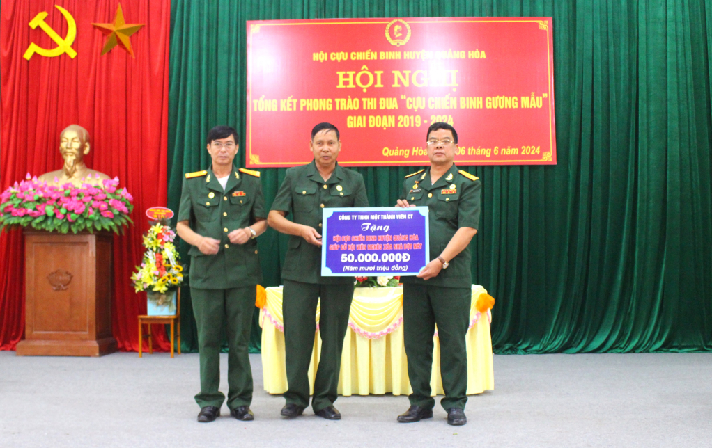 Công ty trách nhiệm hữu hạn một thành viên CT trao 50 triệu đồng hỗ trợ xoá nhà tạm, nhà dột nát cho hội viên CCB nghèo huyện Quảng Hòa.