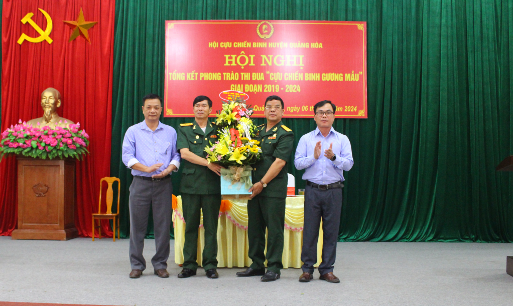 Lãnh đạo huyện Quảng Hòa tặng hoa chúc mừng hội nghị.