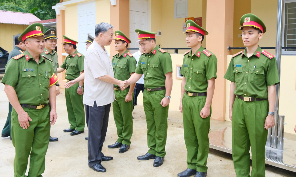 Chủ tịch nước Tô Lâm thăm cán bộ, chiến sĩ Công an xã Trường Hà (Hà Quảng).