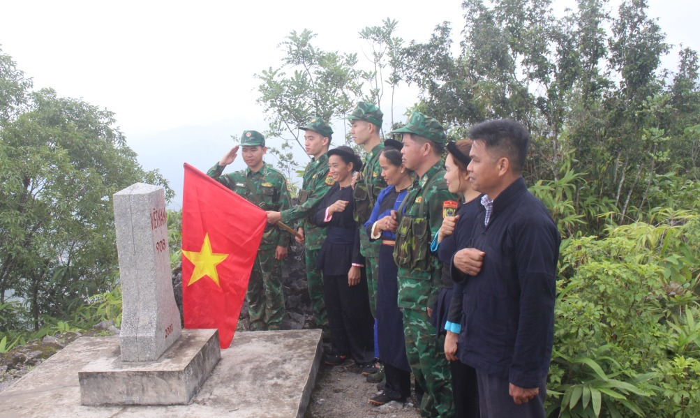 Cán bộ, chiến sỹ Đồn Biên phòng Thị Hoa và nhân dân biên giới xã Thị Hoa (Hạ Lang) cùng tuần tra, chào cột mốc chủ quyền biên giới