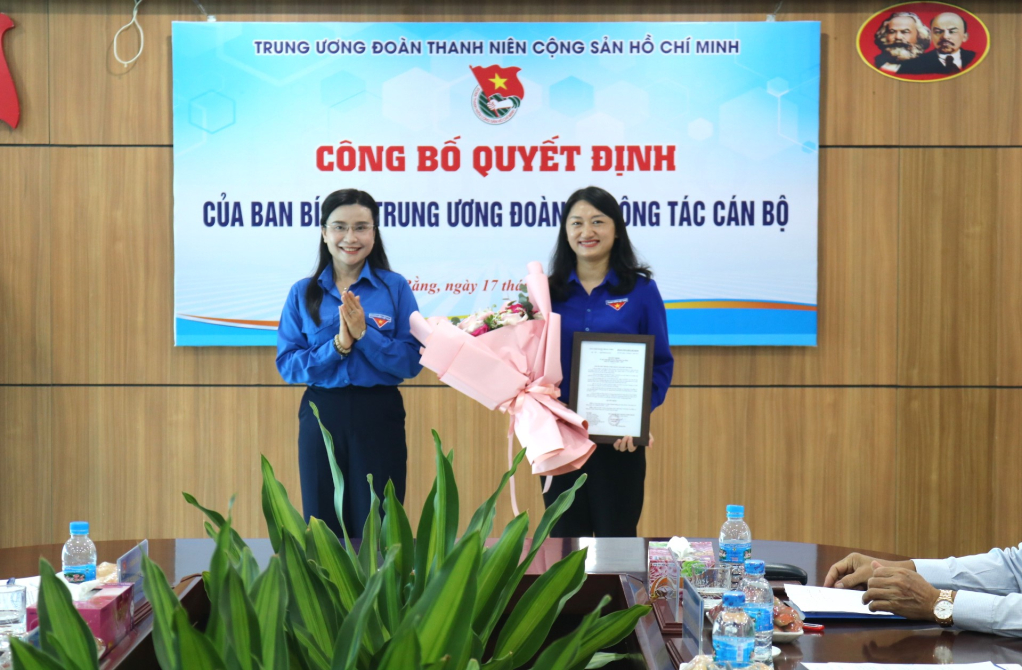 Đồng chí Nguyễn Phạm Duy Trang, Bí thư Trung ương Đoàn, Chủ tịch Hội đồng Đội Trung ương trao quyết định đồng chí Triệu Thanh Dung.