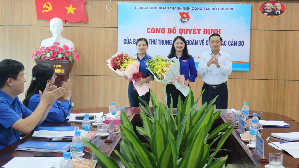 Phó Bí thư Thường trực Tỉnh ủy, Chủ tịch HĐND tỉnh Triệu Đình Lê tặng hao chúc mừng 2 đồng chí Triệu Thanh Dung và Nông Thị Nhung.