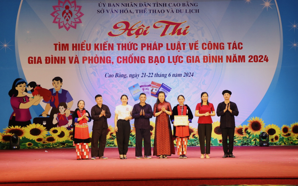 Phó Giám đốc Sở Văn hoá, Thể thao và Du lịch tỉnh Đoàn Thị Lê An trao giải Nhất cho đội thi huyện Nguyên Bình