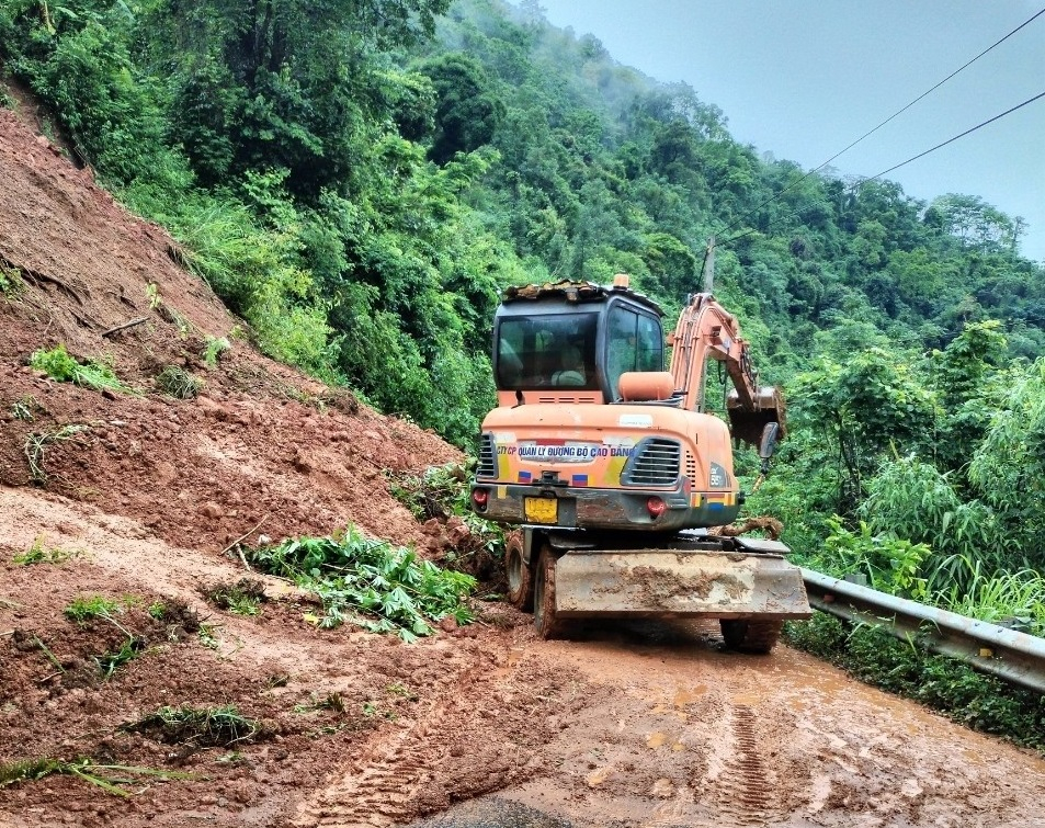 Công ty cổ phần Quản lý đường bộ Cao Bằng kịp thời huy động máy móc ứng cứu, khắc phục thiệt hại tại km 143 + 400 Quốc lộ 34.  