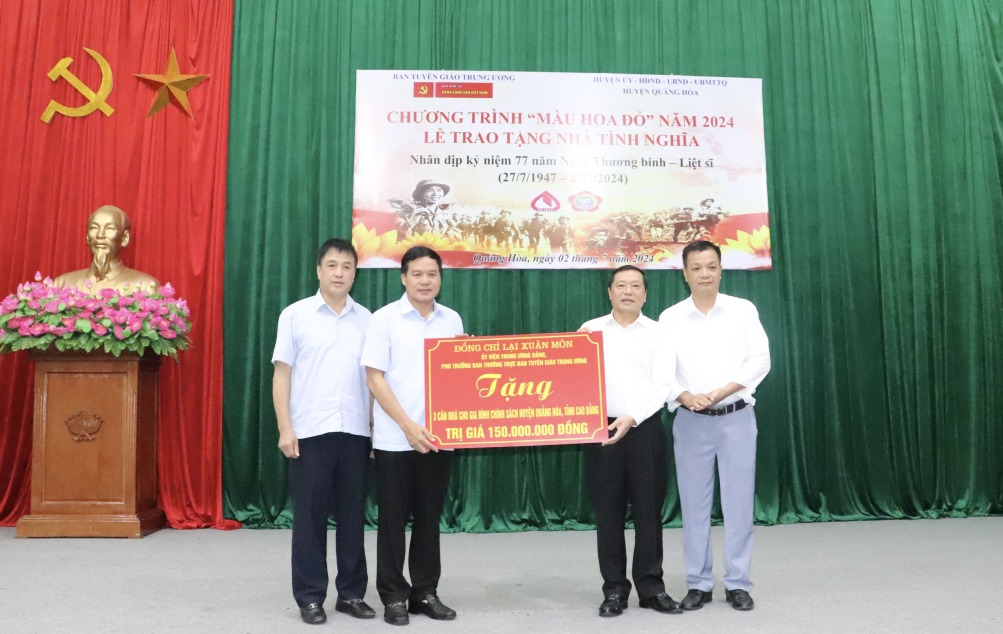 Thường trực Ban Tuyên giáo Trung ương Lại Xuân Môn trao biển tượng trưng tiền hỗ trợ cho huyện Quảng Hòa.