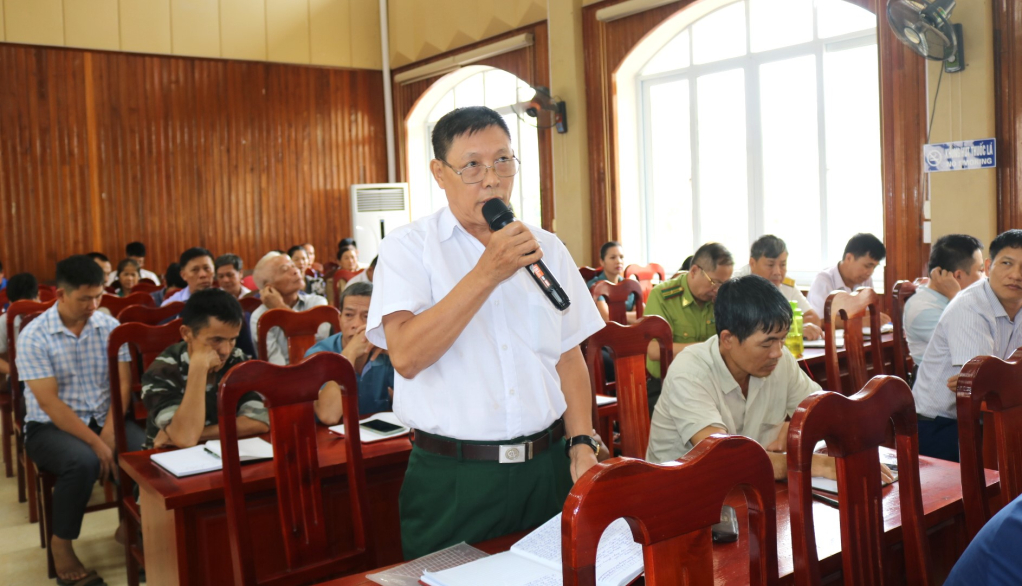 Cử tri huyện Hạ Lang kiến nghị tại hội nghị.