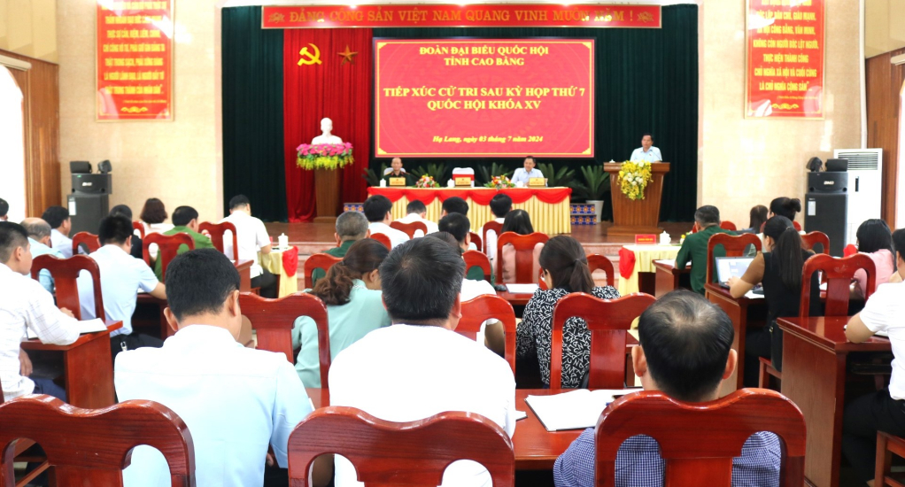 Đoàn đại biểu Quốc hội tiếp xúc cử tri tại huyện Quảng Hòa.