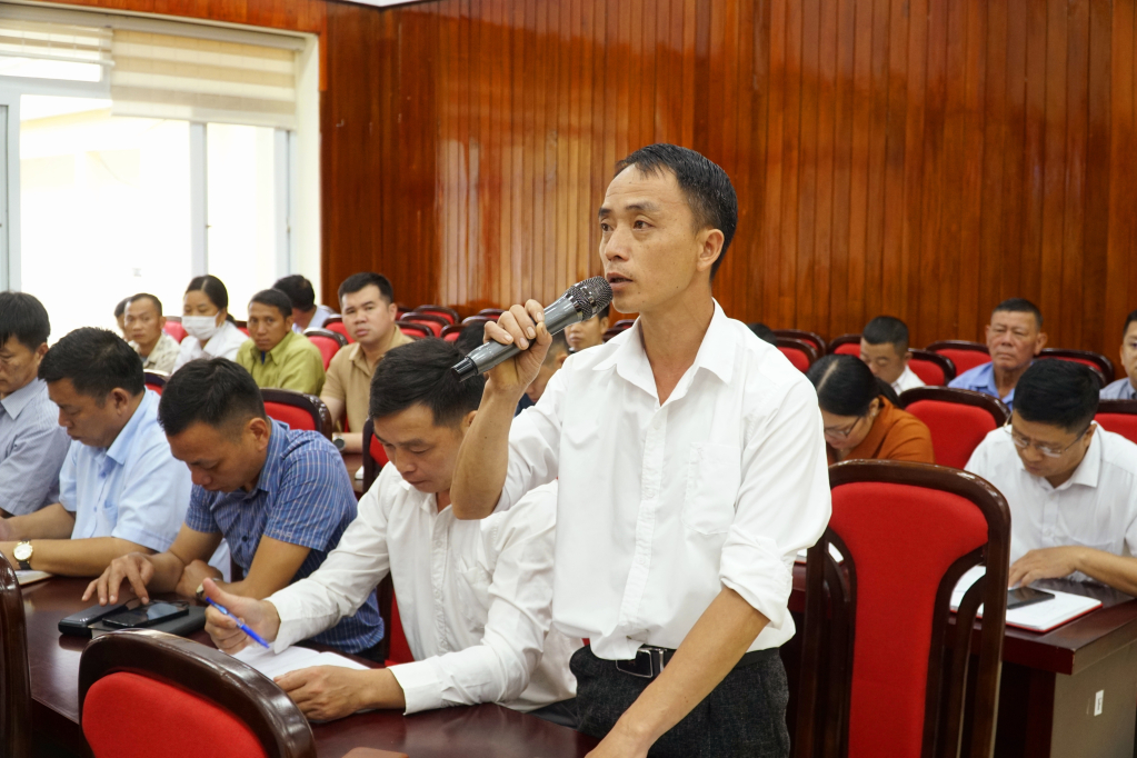 Cử tri huyện Nguyên Bình phát biểu kiến nghị.