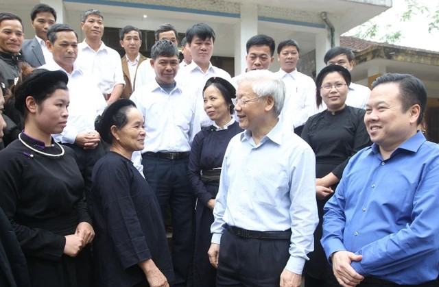 Tổng Bí thư trò chuyện với nhân dân xã Trường Hà, huyện Hà Quảng.