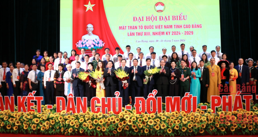 Các đồng chí Ủy viên Ủy ban MTTQ tỉnh nhiệm kỳ 2024 - 2029 ra mắt Đại hội.