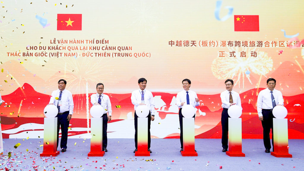 Sở Ngoại vụ tham mưu tỉnh phối hợp với Quảng Tây (Trung Quốc) tổ chức Lễ vận hành thí điểm cho du khách qua lại tham quan khu cảnh quan Thác Bản Giốc (Việt Nam) - Đức Thiên (Trung Quốc).