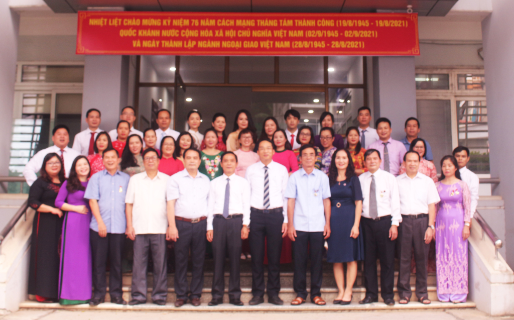 Các thế hệ cán bộ, công chức, viên chức, người lao động Sở Ngoại vụ (ảnh chụp năm 2021).