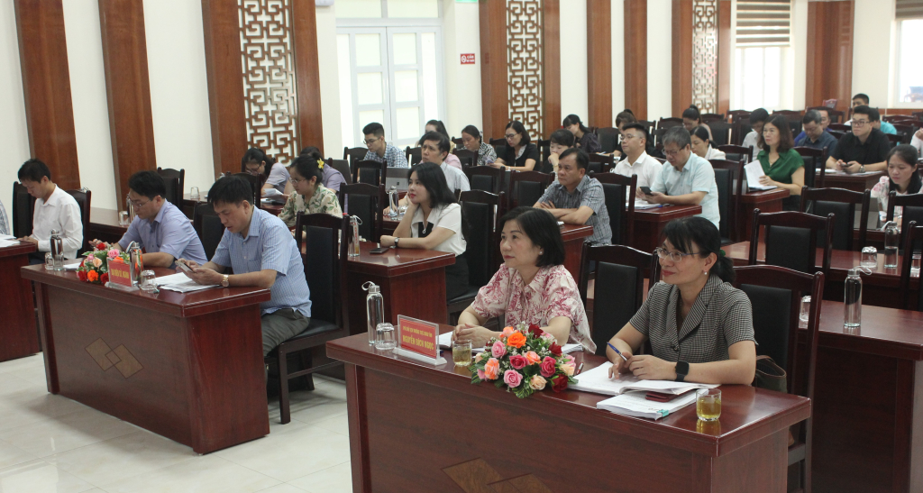 Phó Chủ tịch UBND tỉnh Nguyễn Bích Ngọc và lãnh đạo một số sở, ngành, đơn vị liên quan dự hội nghị tại điểm cầu tỉnh 
