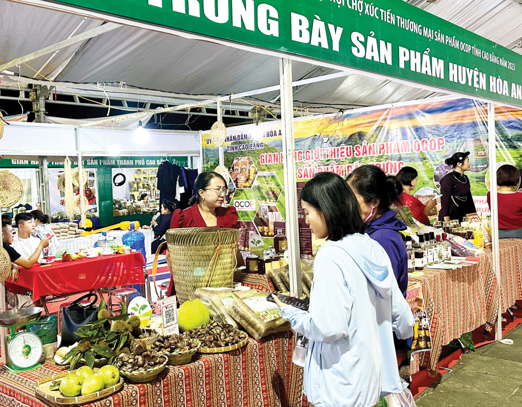 Gian hàng trưng bày sản phẩm huyện Hòa An tại Hội chợ xúc tiến thương mại sản phẩm OCOP tỉnh Cao Bằng.