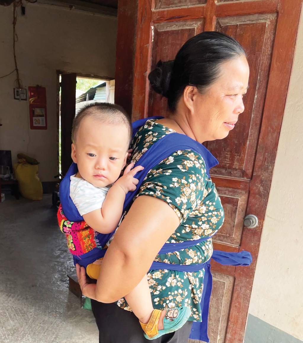 Chiếc địu gần gũi, thân thiết gắn với đời sống của người Tày.