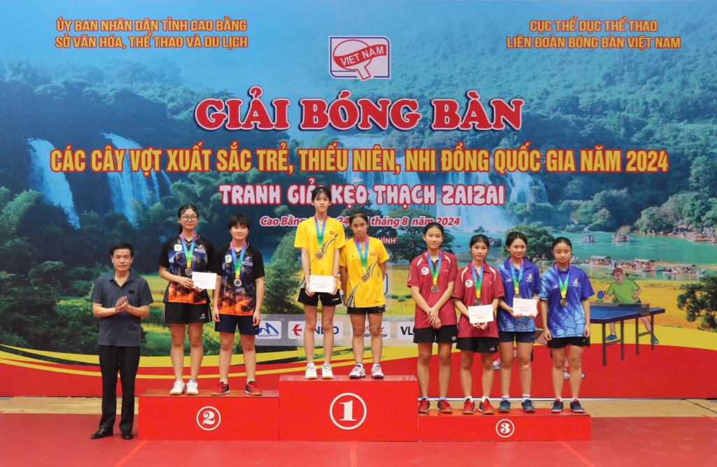 Ban Tổ chức trao giải nội dung Đôi nữ 14 - 15 tuổi.