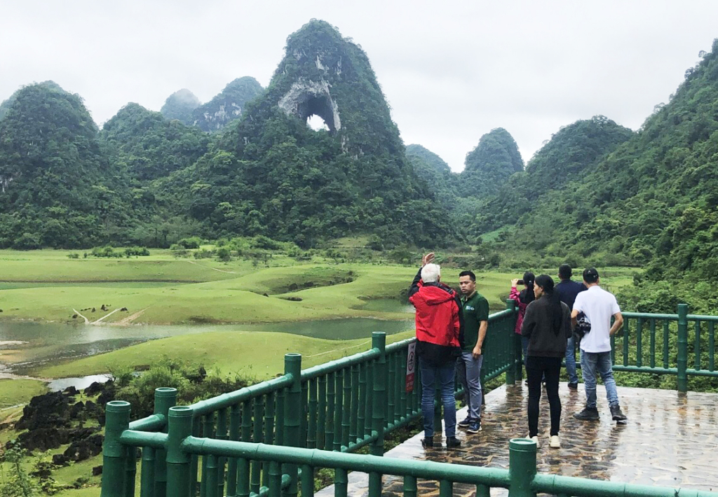 Năm 2022, UBND tỉnh, Sở Văn hóa, Thể thao và Du lịch đã đầu tư xây dựng view ngắm cảnh quan Mắt Thần núi (Trùng Khánh) để du khách đứng từ xa ngắm toàn cảnh và chụp được những bức ảnh đẹp.