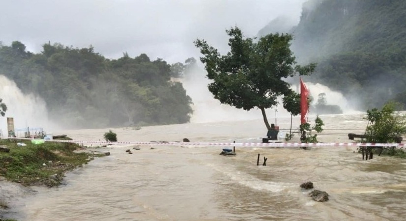 Mưa lớn kéo dài gây ngập lụt tại khu vực thác Bản Giốc, du khách cần thực hiện nghiêm các biện pháp đảm bảo an toàn.