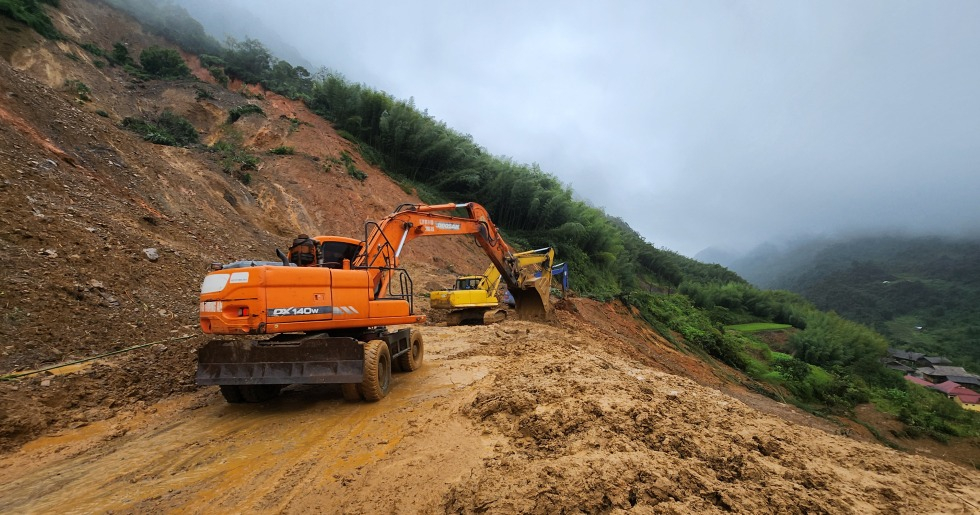 Các phương tiện máy móc đang nỗ lực san gạt thông tuyến để các lực lượng tiếp cận các đểm sạt lở triển khai cứu hộ, cứu nạn.