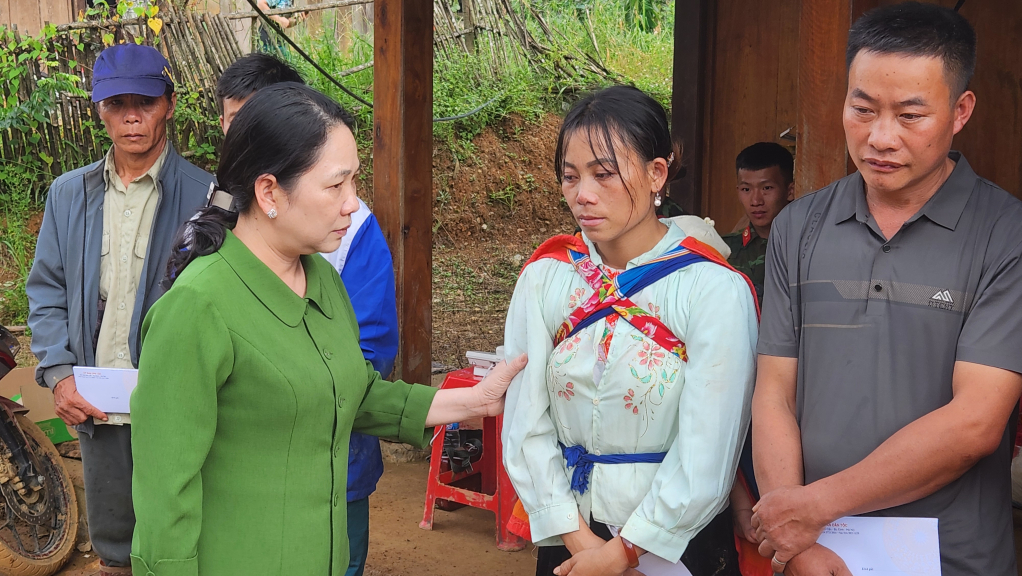 Thứ trưởng, Phó chủ nhiệm Ủy ban Dân tộc Nông Thị Hà thăm hỏi, động viên người dân bị thiệt hại do sạt lở tại xóm Lũng Lỳ, Ca Thành (Nguyên Bình).