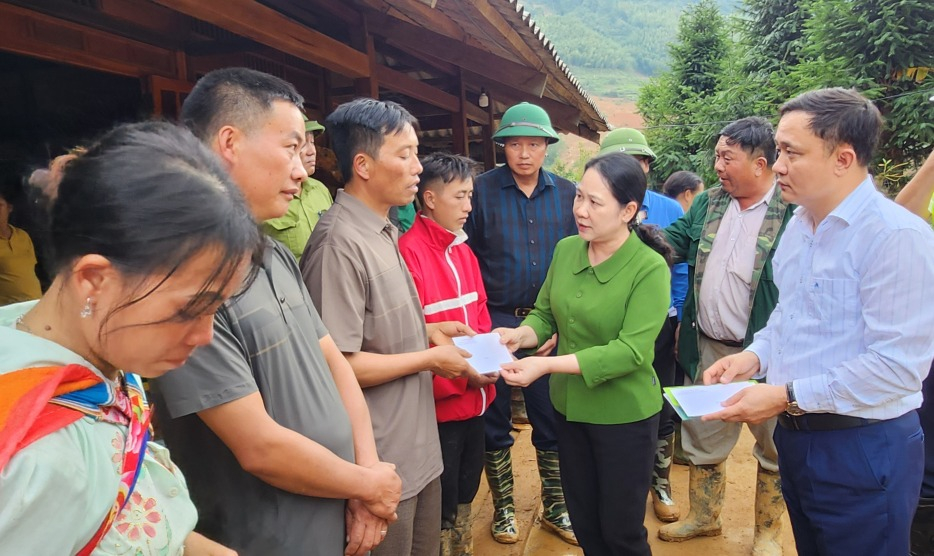 Thứ trưởng, Phó chủ nhiệm Ủy ban Dân tộc Nông Thị Hà trao tiền hỗ cho người dân xóm Lũng Lỳ, xã Ca Thành (Nguyên Bình).