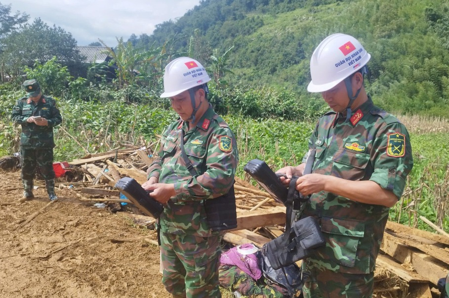 Lực lượng Công Binh Quân Khu 1 đưa thiết bị dò tìm hiện đại để nỗ lực tìm kiếm các nạn nhân bị vùi lấp trong đất đá sau vụ sạt lở.