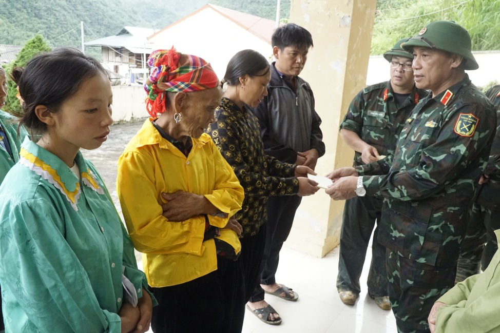 Phó Tư Lệnh Quân khu 1 Hoàng Văn Hữu, trao tiền hỗ trợ cho gia đình có ngườ chết do vụ sạt lở tại xóm Lũng Súng, xã Yên Lạc (Ngyên Bình)