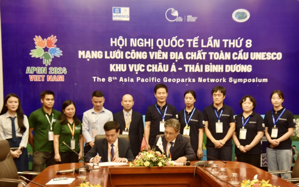 Giám đốc Sở Văn hóa, Thể thao và Du lịch Sầm Việt An và Ông Min Huh, Giám đốc Ban quản lý Công viên địa chất toàn cầu Mudeungsan - Hàn Quốc ký kết Biên bản ghi nhớ.