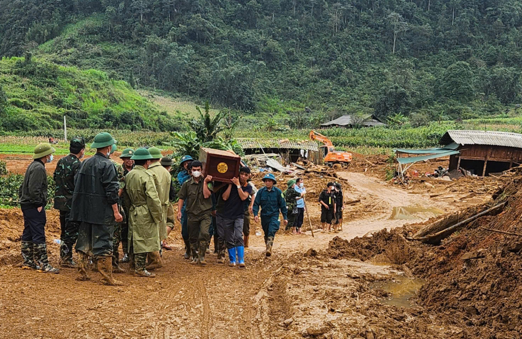 Không khi tang thương bao trùm xóm nhỏ Lũng Lỳ, xã Ca Thành, Nguyên Bình.