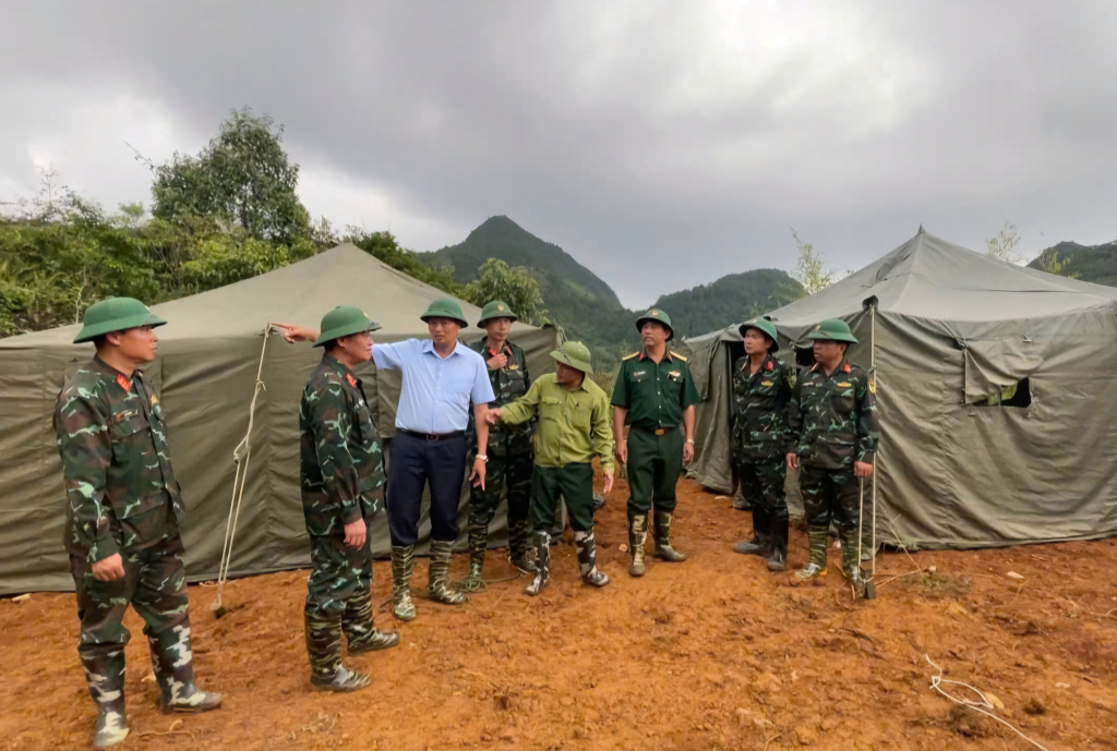 Phó Chủ tịch UBND tỉnh Hoàng Văn Thạch kiểm tra công tác dựng nhà bạt tạm thời cho các hộ dân di dời khỏi khu vực bị sạt lở tại xóm Lũng Luông, xã Ca Thành (Nguyên Bình).