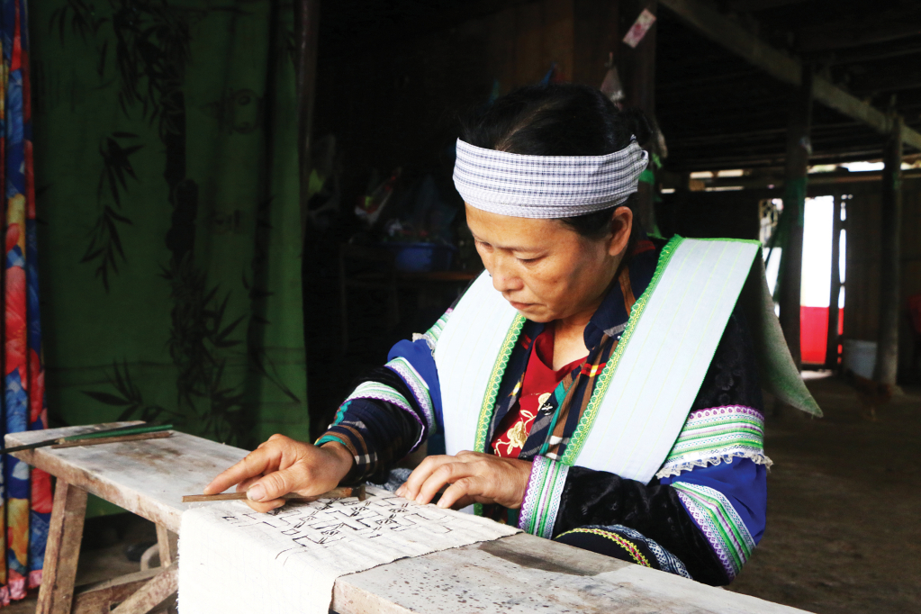 https://mediabcb.mediatech.vn/upload/image/202409/medium/126190_phu_nu_mong_hoa_xom_lung_lua_xa_da_thong_ha_quang_thuc_hanh_ky_thuat_in_hoa_van_sap_ong_17390918.jpg