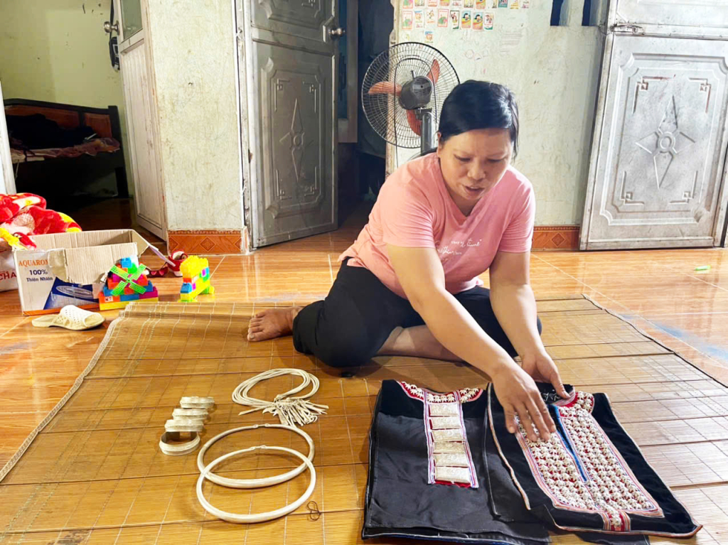 Các trang sức bằng bạc được Dân tộc Dao đỏ, xóm Lũng Chang, xã Vũ Minh (Nguyên Bình) dùng để trang trí trên các trang phục của dân tộc mình.
