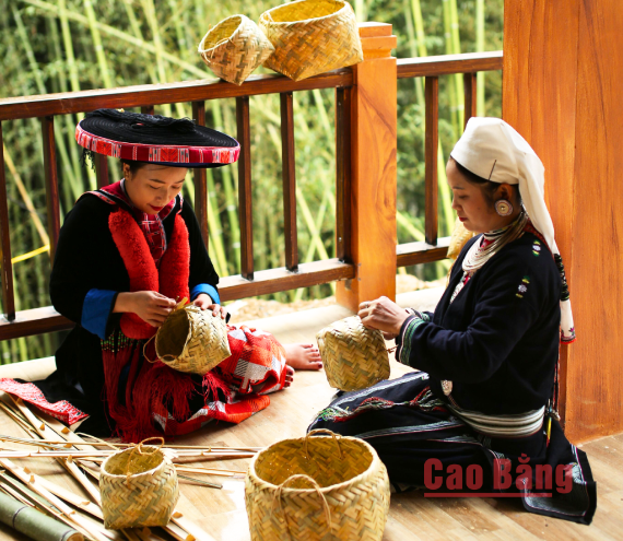 Người dân xóm Hoài Khao, xã Quang Thành (Nguyên Bình) đan lát nghề truyền thống.