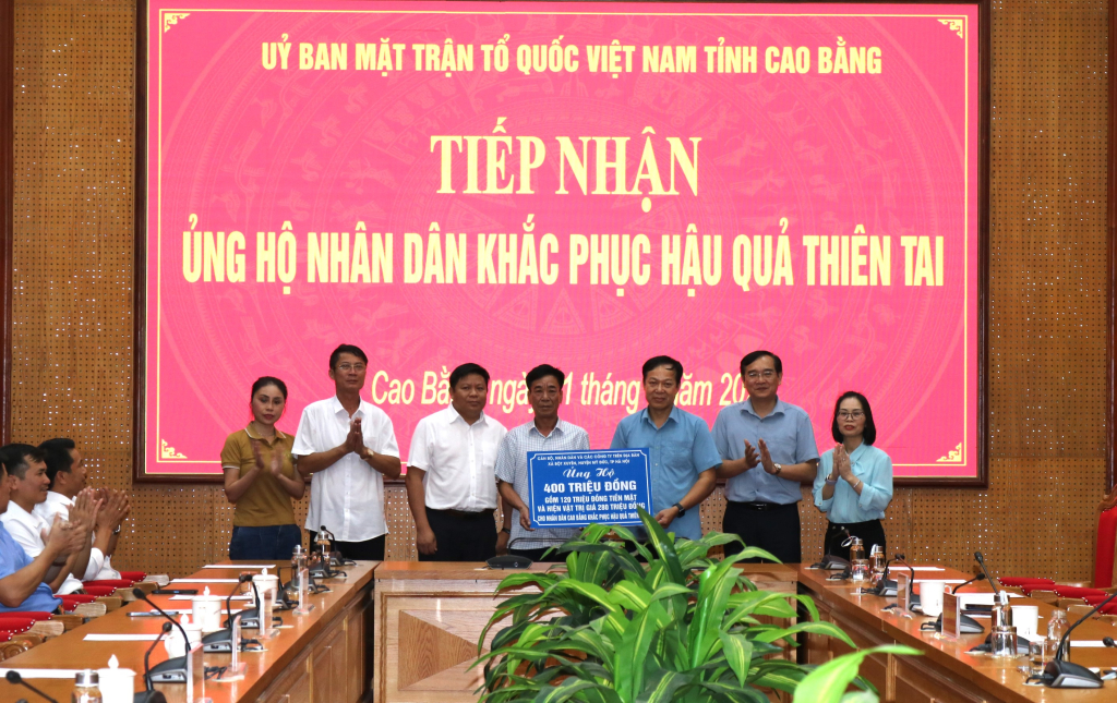 Ủy ban Mặt trận Tổ quốc tỉnh tiếp nhận kinh phí hỗ trợ khắc phục hậu quả thiên tai từ đoàn công tác của xã Bột Xuyên, huyện Mỹ Đức, thành phố Hà Nội.