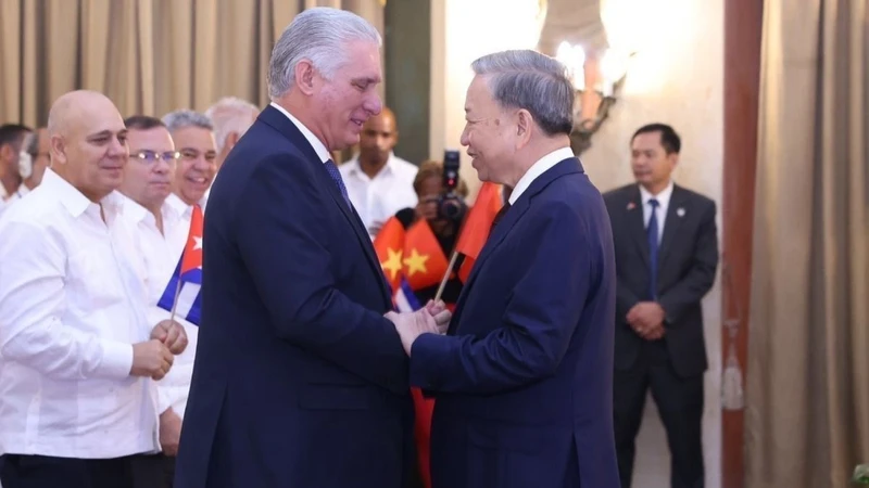 Tổng Bí thư, Chủ tịch nước Tô Lâm và Bí thư thứ nhất Đảng Cộng sản Cuba, Chủ tịch Cuba Miguel Diaz Canel Bermudez tại buổi gặp gỡ đại biểu hữu nghị nhân dân và thế hệ trẻ Cuba. 