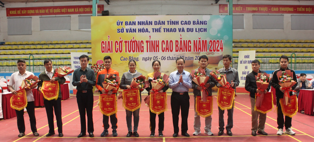 Ban tổ chức trao cờ lưu niệm cho các đoàn tham gia Giải Cờ tướng tỉnh Cao Bằng năm 2024.