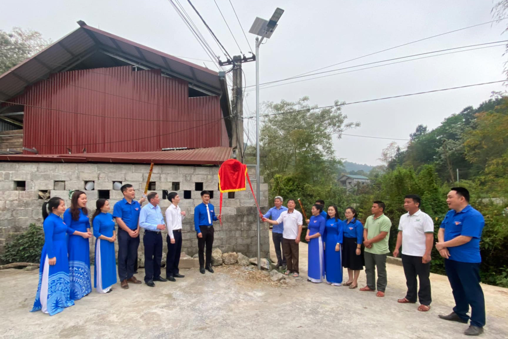 Đoàn Thanh niên huyện Hà Quảng và cấp ủy, chính quyền thị trấn Xuân Hòa khánh thành công trình thắp sáng đường quê từ việc “Dân vận khéo” huy động các nguồn lực, xã hội hóa kinh phí để xây dựng.