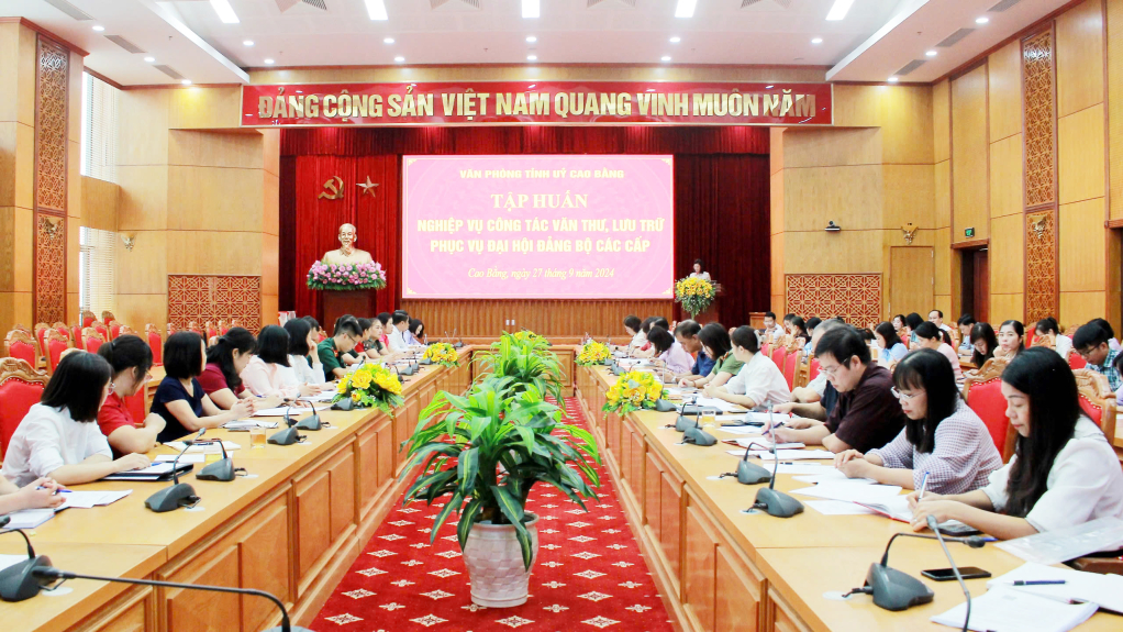 Văn phòng Tỉnh ủy tổ chức hội nghị tập huấn nghiệp vụ công tác văn thư, lưu trữ phục vụ đại hội đảng bộ các cấp. Ảnh: Thủy Tiên