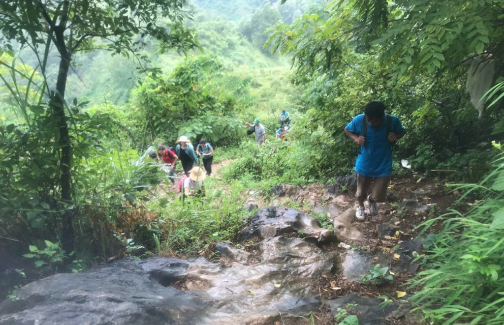Lũng Phung Chang Cách trung tâm xã Quang Trung, huyện Hòa An gần 3 km.