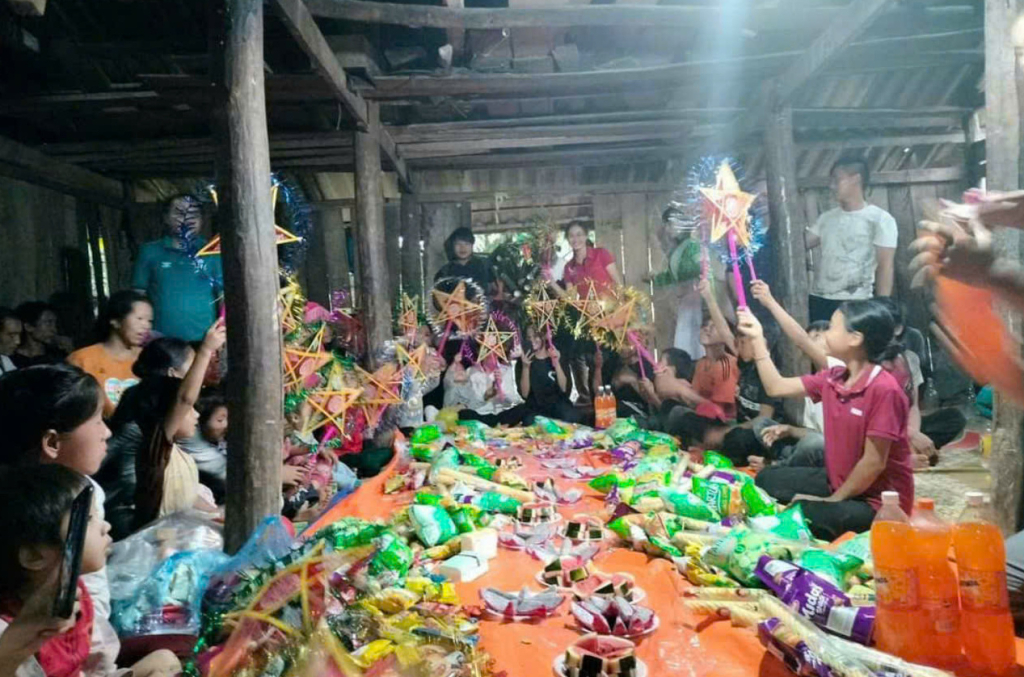 Trung thu trên đỉnh Phung Chang đầy ắp tiếng cười bởi sự tận tâm của các thầy cô giáo. 